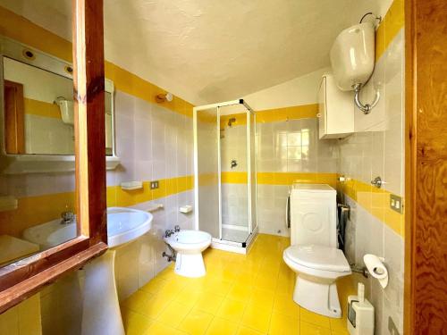un bagno con wc, doccia e lavandino di VILLA Lu FRAILI IMMERSA NELLA NATURA VISTA MARE a Nuragheddu