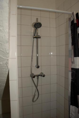 une douche avec pommeau de douche dans une salle de bain dans l'établissement Joli havre de paix, à Vence