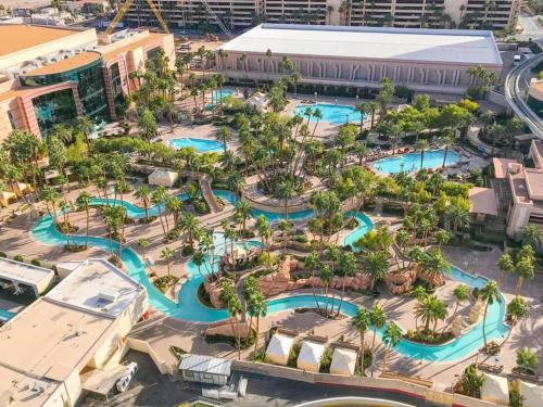 uma vista aérea de um parque aquático num resort em Signature Rental by Owner Direct em Las Vegas