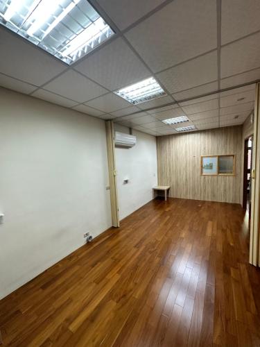 an empty room with a wooden floor and a skylight at 枋寮枋居背包客棧Fang Ju Backpackers in Fangliao