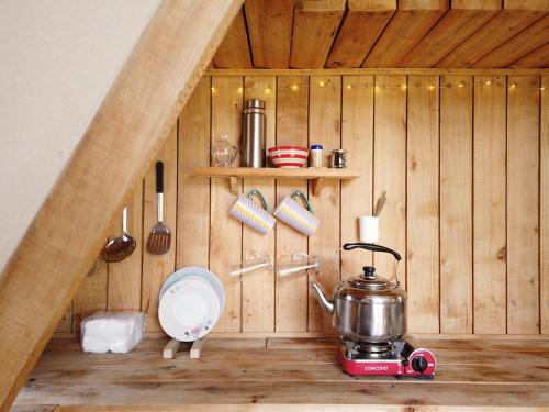 una cocina con tostadora y una olla sobre una mesa en JP's A frame cabin en Fort Portal