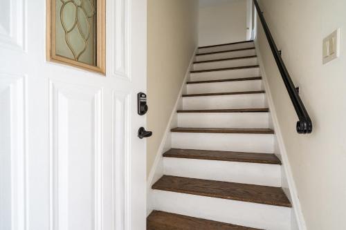 Φωτογραφία από το άλμπουμ του Cozy 3BR, Near NYC, Cruise Port,Statue of Liberty, Free Driveway Parking σε Bayonne