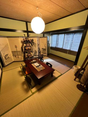 a view of a living room with a table and a table at 春夏秋冬 in Hakone