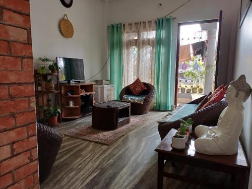 salon z kanapą i stołem w obiekcie Lasaya apartment w mieście Siliguri