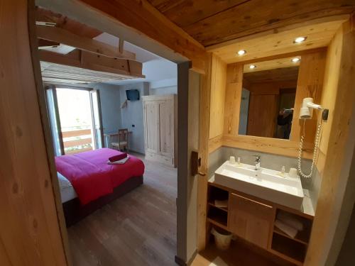 baño con lavabo y 1 cama en una habitación en Albergo Giannina, en Vigo di Cadore