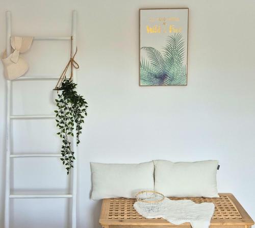 un salon avec une table et une photo sur le mur dans l'établissement Éden Basque - Piscine-SPA-Plage, à Anglet