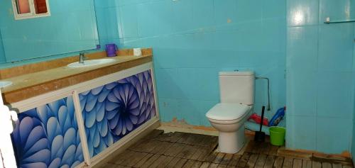 a bathroom with a toilet and a sink at Vivre un experience inoubliable in Casablanca