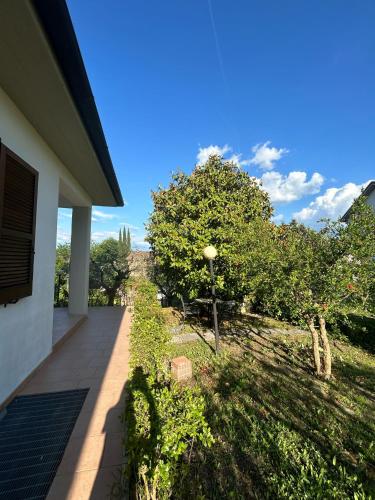 a walkway leading to a yard with trees at Casa Isa in Narni Scalo