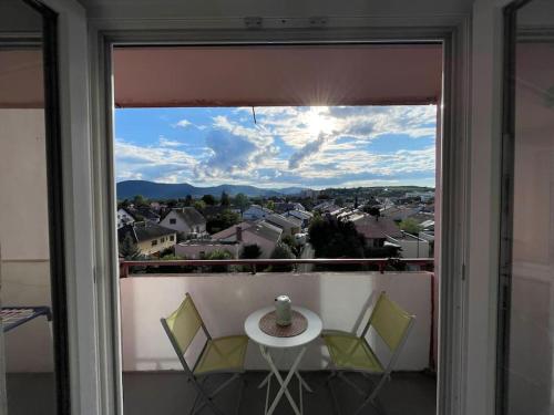 d'un balcon avec une table et des chaises offrant une vue sur la ville. dans l'établissement Studio avec balcon vue sur les collines, à Obernai