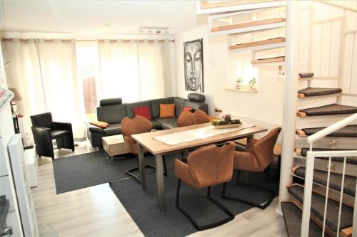 Zandt的住宿－Ferienhaus Adele - Allergiker geeignet，客厅配有桌子和沙发