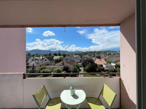 Studio avec balcon vue sur les collines