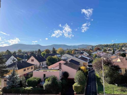 - une vue sur une ville avec des montagnes en arrière-plan dans l'établissement Studio avec balcon vue sur les collines, à Obernai