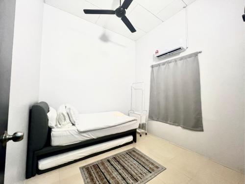 a hospital room with a bed and a ceiling fan at Corner House - Three Bedroom Quayside Rimbayu Kg Lombong Jalan Kebun Puchong in Shah Alam