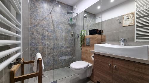 a bathroom with a sink and a toilet and a shower at Q Apart Meta -1, 2 lub 3-pokojowe, klimatyzowane apartamenty przy Manufakturze z garażem lub parkingiem Gratis, FV in Łódź