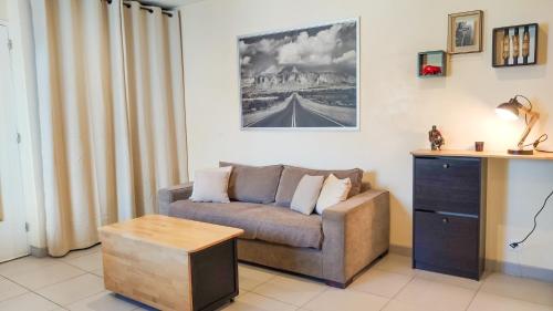 un salon avec un canapé et une table dans l'établissement VILLA REIALA Plan-de-Cuques, à Marseille