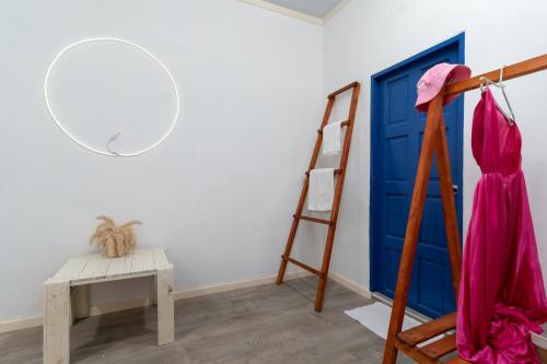 Zimmer mit einer Leiter und einer blauen Tür in der Unterkunft Villa Boheme in Ukulhas
