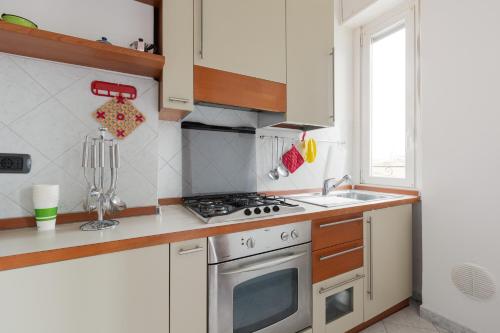 GuestHost - Piazzale Brescia- Cosy Apt with Balcony