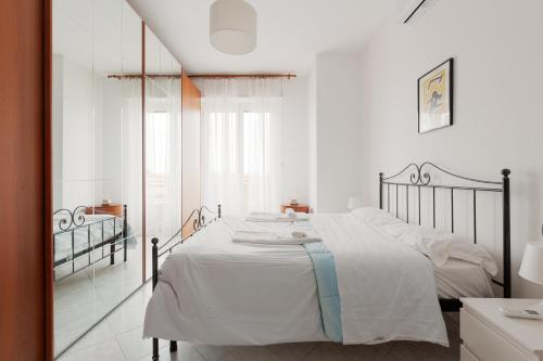 GuestHost - Piazzale Brescia- Cosy Apt with Balcony