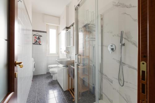 GuestHost - Piazzale Brescia- Cosy Apt with Balcony