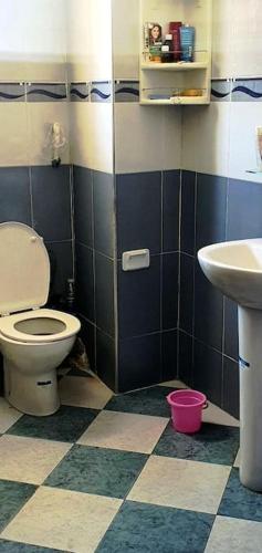 a bathroom with a toilet and a sink at Vivre un experience inoubliable in Casablanca