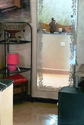 a room with a door with a lamp on a shelf at Vivre un experience inoubliable in Casablanca
