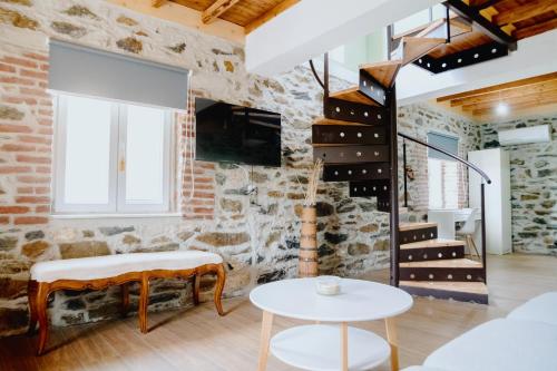 Una televisión o centro de entretenimiento en Stone House in Dikella