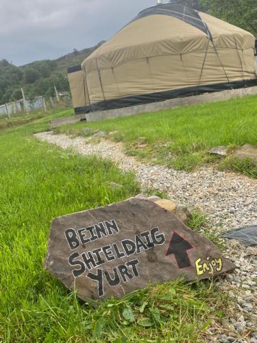Una señal que dice que las estrategias de Beinn se encienden en una roca en Beinn Shieldaig Yurt, en Shieldaig