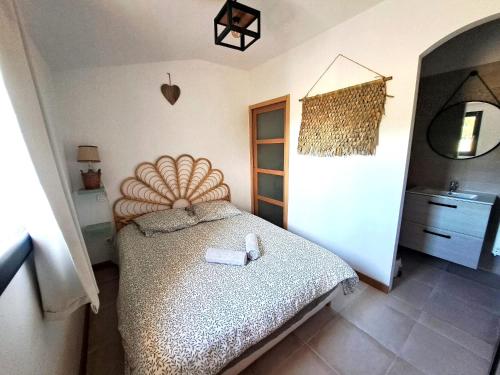 Gîte de charme SPA privatif في مالوسان: غرفة نوم صغيرة بها سرير ومغسلة
