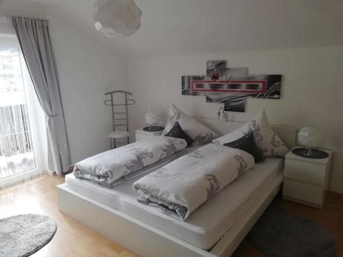 biała kanapa z poduszkami w pokoju w obiekcie Ferienhaus mit Süd-Balkon und Garten sowie Parkplatz in zentraler Lage w mieście Umhausen