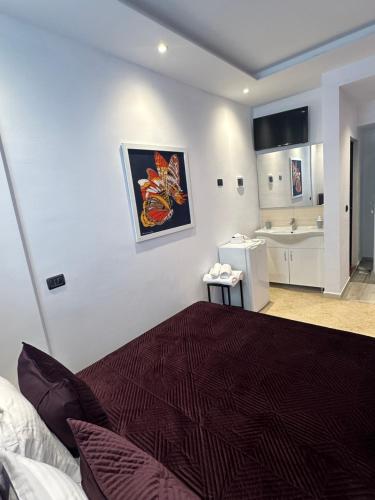 - une chambre avec un lit et une salle de bains pourvue d'un lavabo dans l'établissement Hotel RivierA, à Durrës