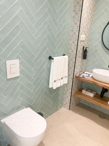 a bathroom with a toilet and a sink at WakeUp - São Francisco in Valença