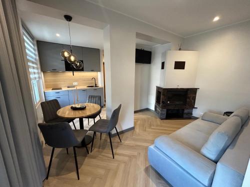 sala de estar con sofá y mesa en Jon´s 2 Apartments en Pärnu