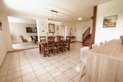 a dining room and living room with a table and chairs at Espace et confort in Auppegard