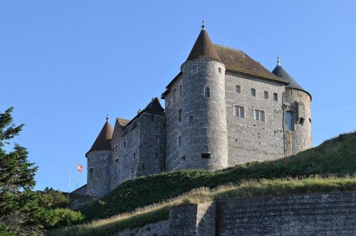a castle sitting on top of a hill at Espace et confort in Auppegard