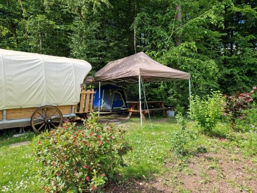 a tent and a train in a yard at Little Ranch am Badesee in Urnshausen