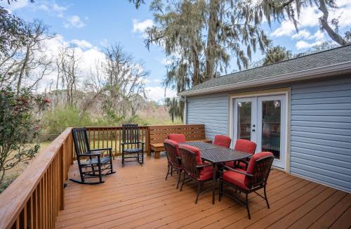 Balkón nebo terasa v ubytování Camellia House - 7 minutes to MCRD Parris Island Graduation Family Friendly, Beach Pass Included