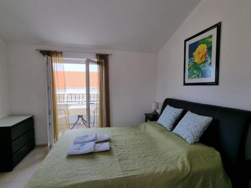 um quarto com uma cama com duas toalhas em Vila BonBon 3 em Biograd na Moru