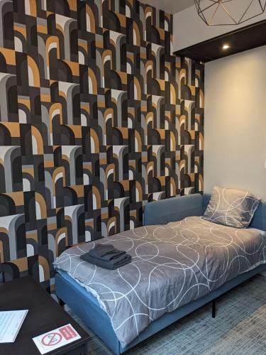 une chambre avec un lit et une peinture murale dans l'établissement Le 12 cosy wifi et parking gratuit 7b, à Saint-Étienne
