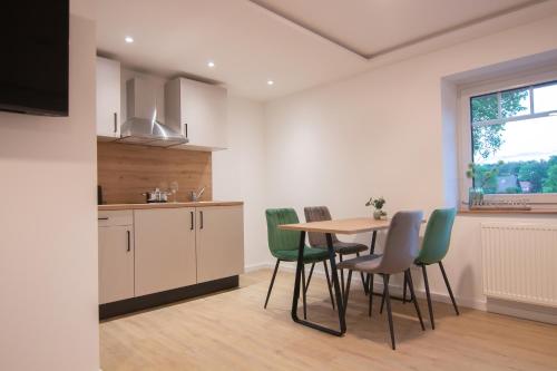 a kitchen and dining room with a table and chairs at Engelns-Inn in Hövelhof