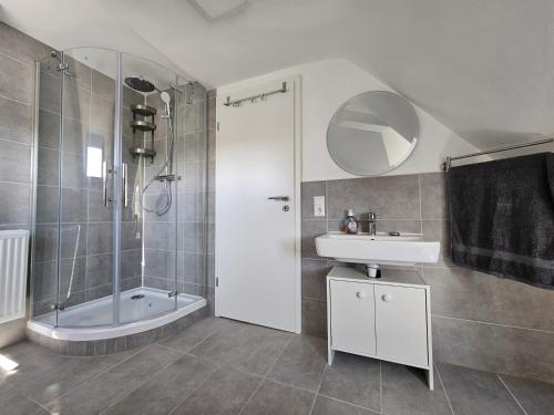 Ένα μπάνιο στο Gemütliche Ferienwohnung, zentral gelegen