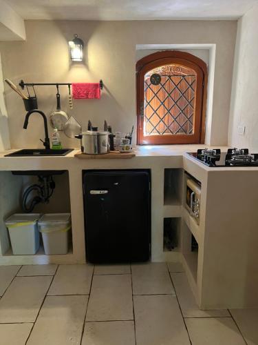 una cucina con lavandino e piano cottura forno superiore di Villa Alberto a Sulmona