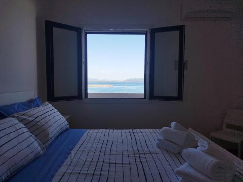 Posteľ alebo postele v izbe v ubytovaní Sky and Sea Apartment Calasetta