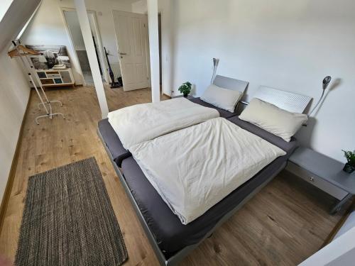 Ένα ή περισσότερα κρεβάτια σε δωμάτιο στο Gemütliche Ferienwohnung, zentral gelegen