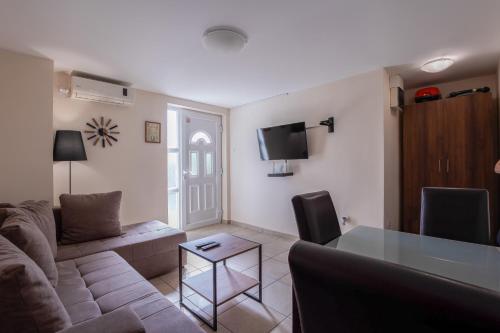 Μια τηλεόραση ή/και κέντρο ψυχαγωγίας στο Apartmani Bijelic HN