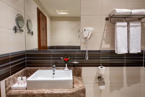 カイロにあるMarwa Palace Hotel Cairoのバスルーム(シンク、電話付)