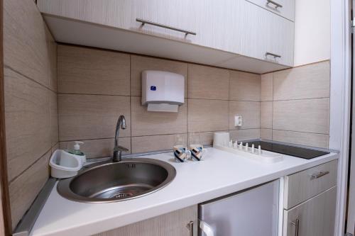 ein Bad mit einem Waschbecken und einem Spiegel in der Unterkunft Apartmani Bijelic HN in Herceg-Novi