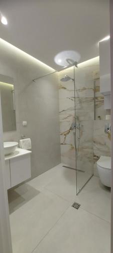 La casa di Sonja في تيفات: حمام ابيض مع مرحاض ومغسلة