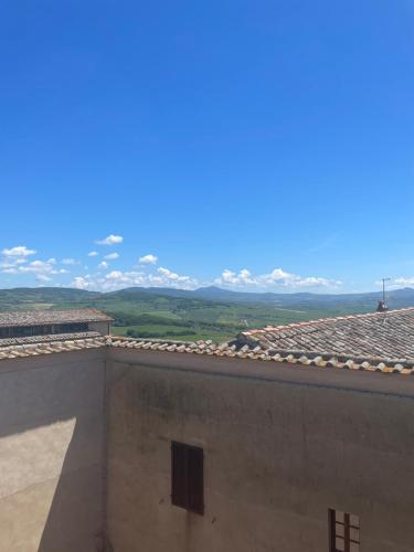 uitzicht op het landschap vanaf het dak van een gebouw bij Pienzalettings "Suites" in Pienza