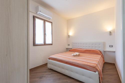 un dormitorio con una cama con un animal de peluche en Speranza Apartment BBQ e Parcheggio Privato, en Valverde