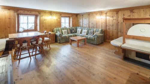 salon z kanapą i stołem w obiekcie Villa Lacedel - Stayincortina w mieście Cortina dʼAmpezzo